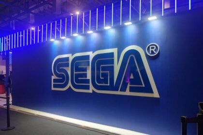 Imagem mostra a foto de uma parede com logotipo da Sega