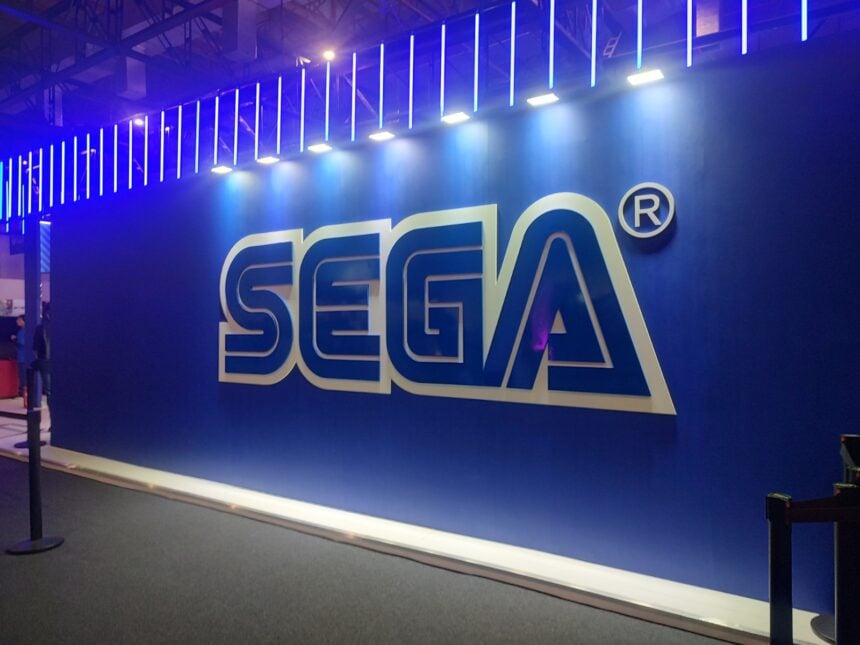 Imagem mostra a foto de uma parede com logotipo da Sega