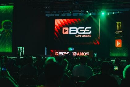 Imagem mostra a plateia sentada durante uma conferência da BGS