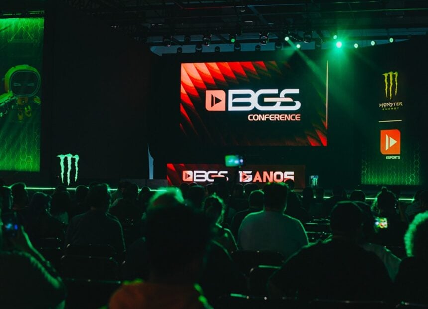 Imagem mostra a plateia sentada durante uma conferência da BGS