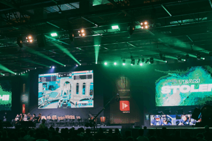 Imagem mostra a Arena da BGS com patrocínio da Monster Energy no telão