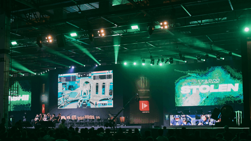 Imagem mostra a Arena da BGS com patrocínio da Monster Energy no telão